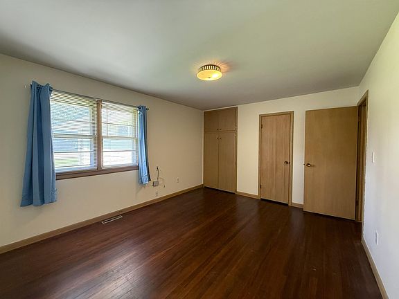 5th image of 118 W School St