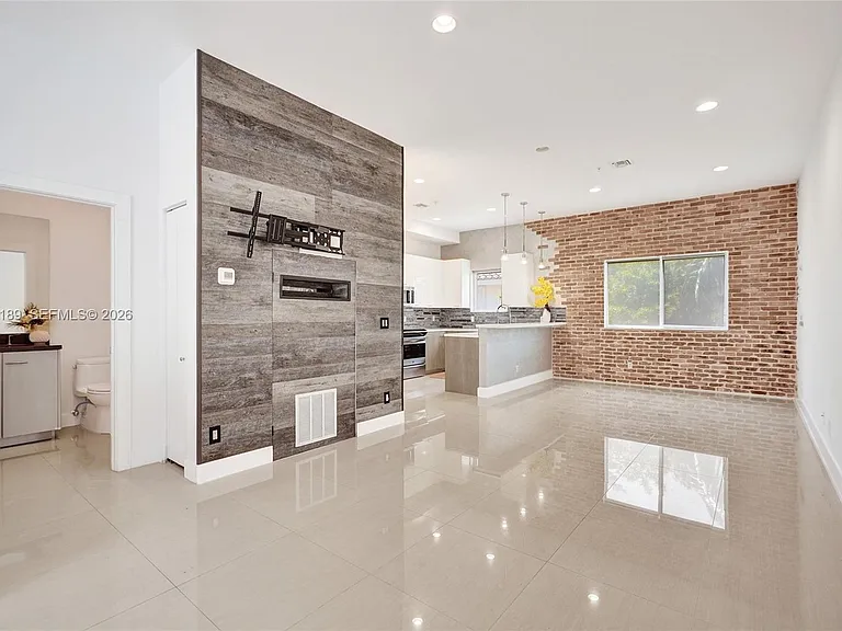 820 NE 7th St #G — Photo 27