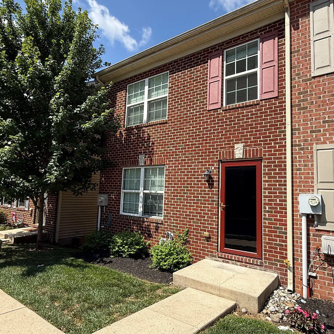 3 bed, 2.0 bath, 1520 sqft, $2,400 — Photo 2
