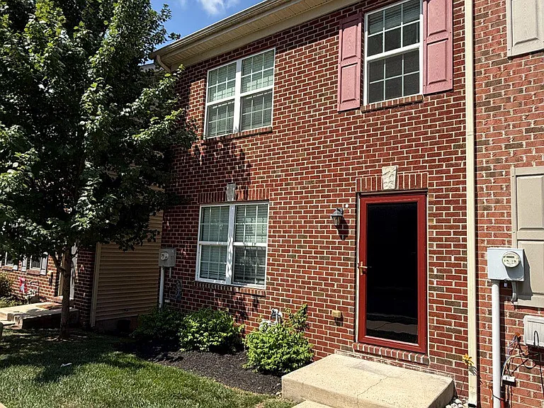 135 S Charlotte St — Photo 2