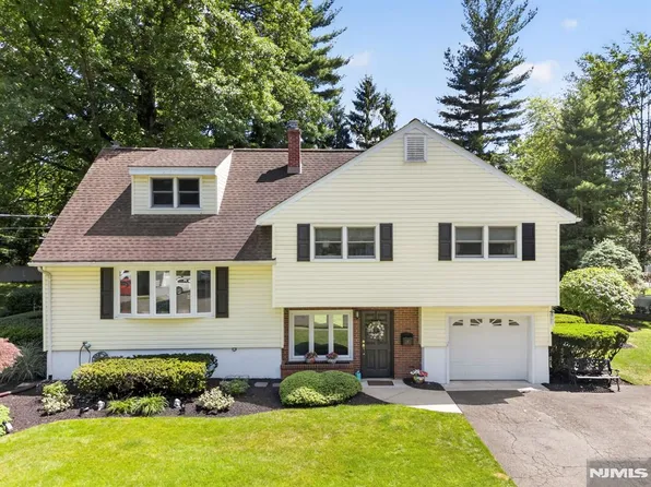 13 Gritman Ct, Westwood, NJ 07675