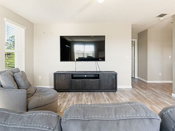 5th image of 1523 Lexington Sq SW