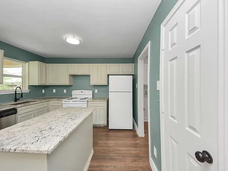 608 Trinity Ln — Photo 13