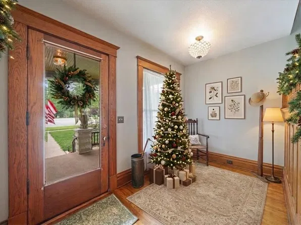 105 NE Douglas St, Lees Summit, MO 64063