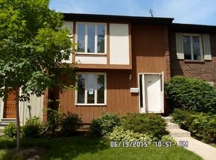 8 Tuileries Pl, Elgin, IL 60123