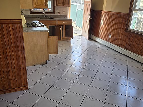5th image of 844-846 Van Buren Ave #1