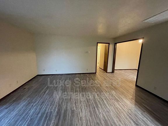 4th image of 805 N Eagle Ln