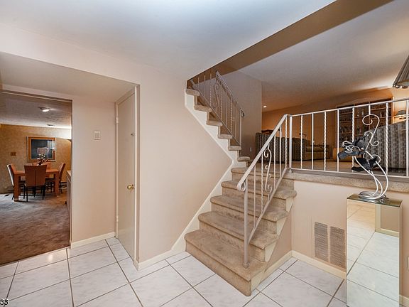 3rd image of 19 Tanglewood Dr