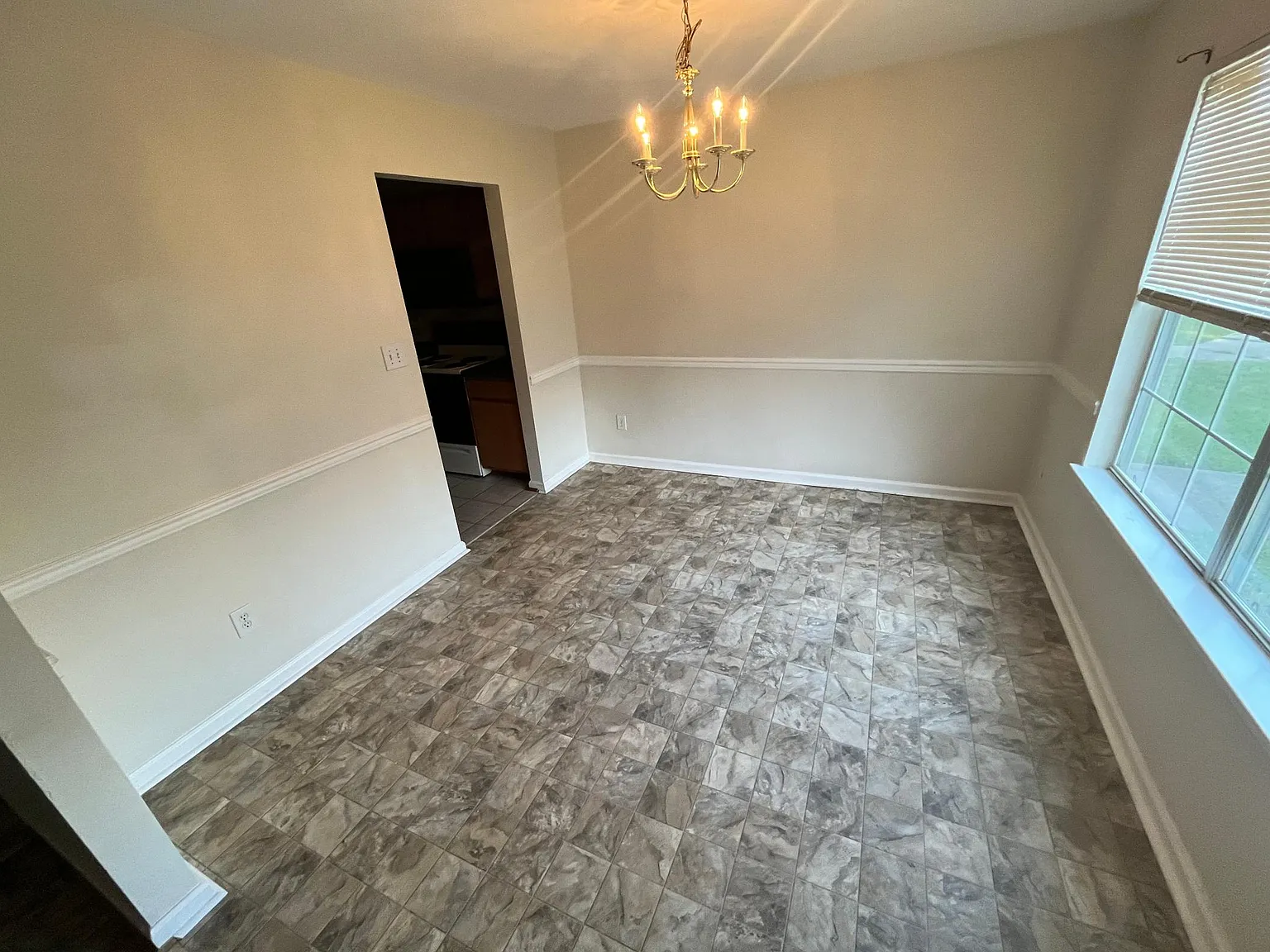 3 bed, 2.5 bath, 1360 sqft, $1,695 — Photo 3