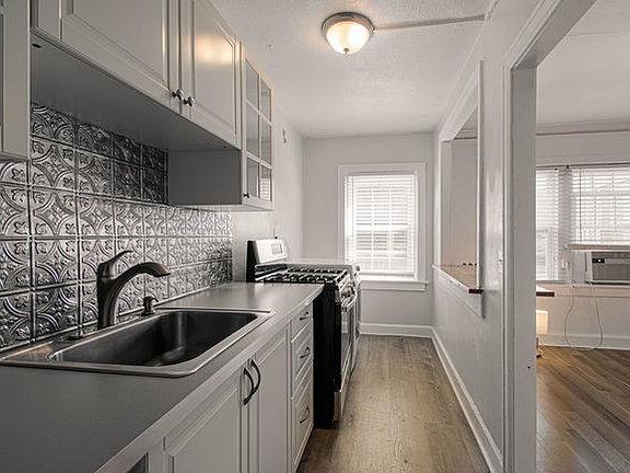 3rd image of 129 E 46th St APT 6