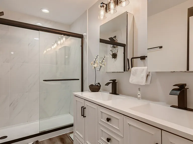 1351 W Balmoral Ave #G — Photo 15