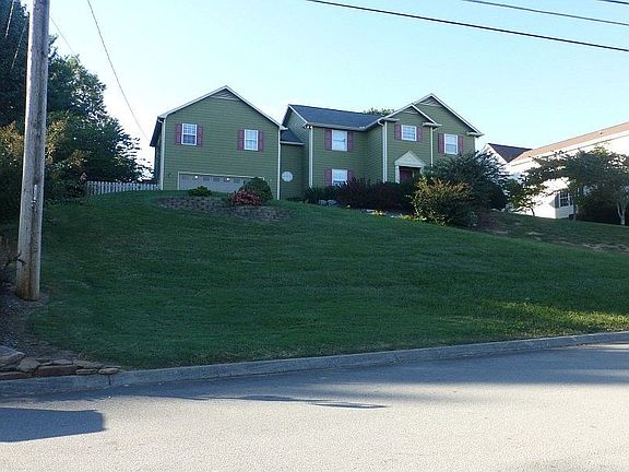 3rd image of 1025 Turnberry Dr