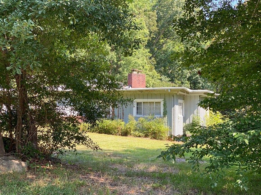 2nd image of 582 Lakeside Dr