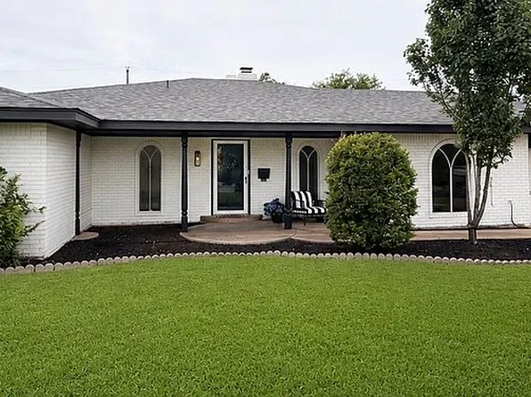 1004 Sherwood Rd, Clinton, OK 73601