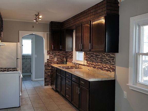 5th image of 10 S Holly Ave