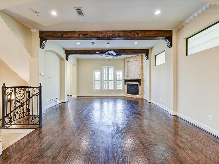 2306 Couch St — Photo 7