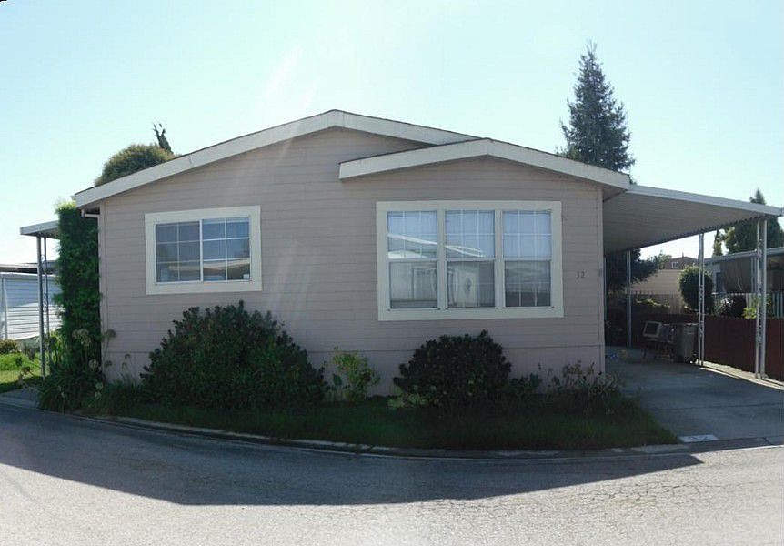 2nd image of 2052 Gold St #32