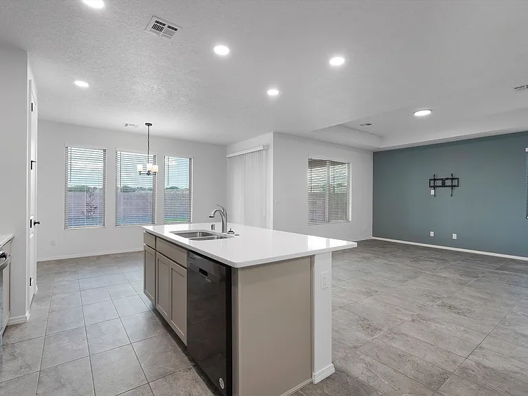 4017 Silver Springs Rd NE — Photo 11