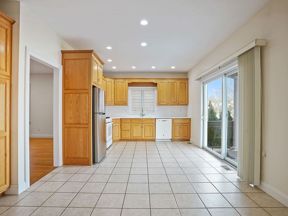 Eat-in Kitchen with Brand New Stainless Steel Appliances (Dishwasher and Stove to be Installed)