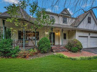 124 Fleets Cove Rd, Huntington, NY 11743