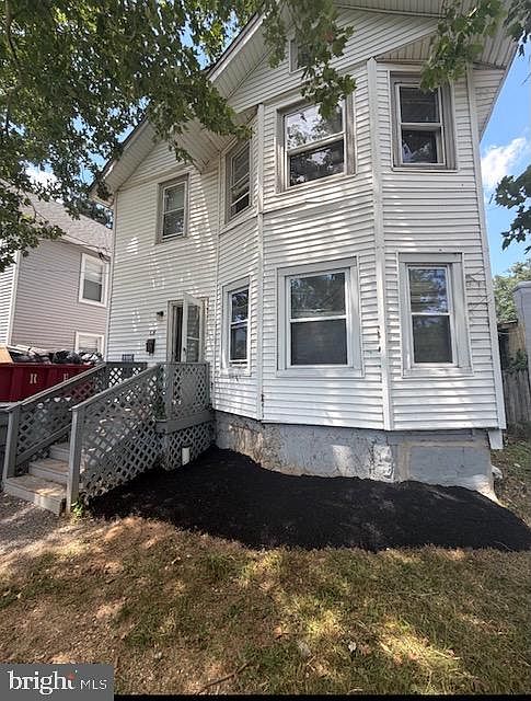 1st image of 824 E Plum St