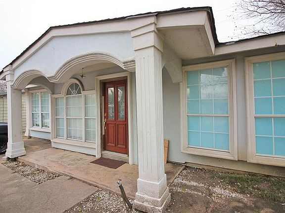 2nd image of 915 E Inwood Dr