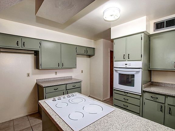 5th image of 915 S LESUEUR Circle