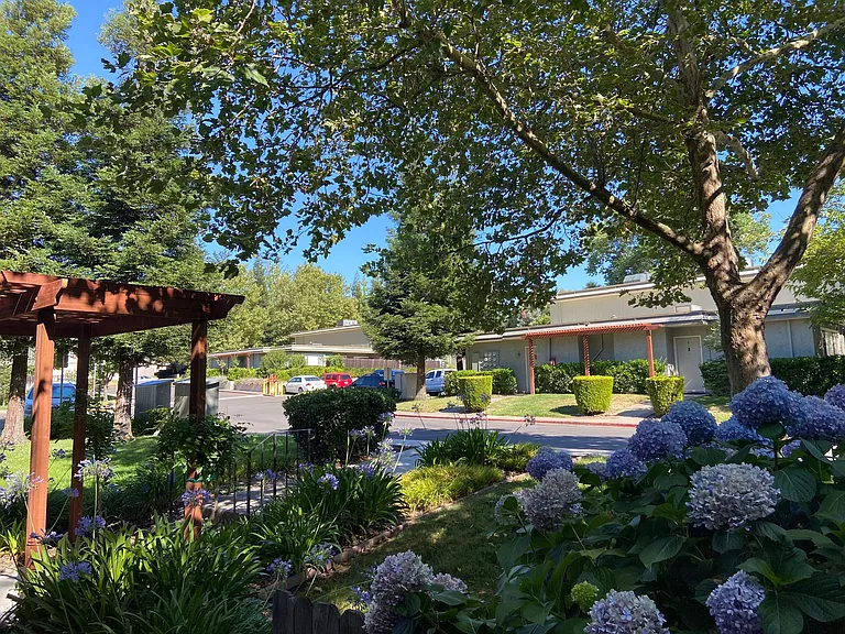 Northridge Terrace Apartments at 4900-4948 Stamas Lane, Fair Oaks California — Photo 5