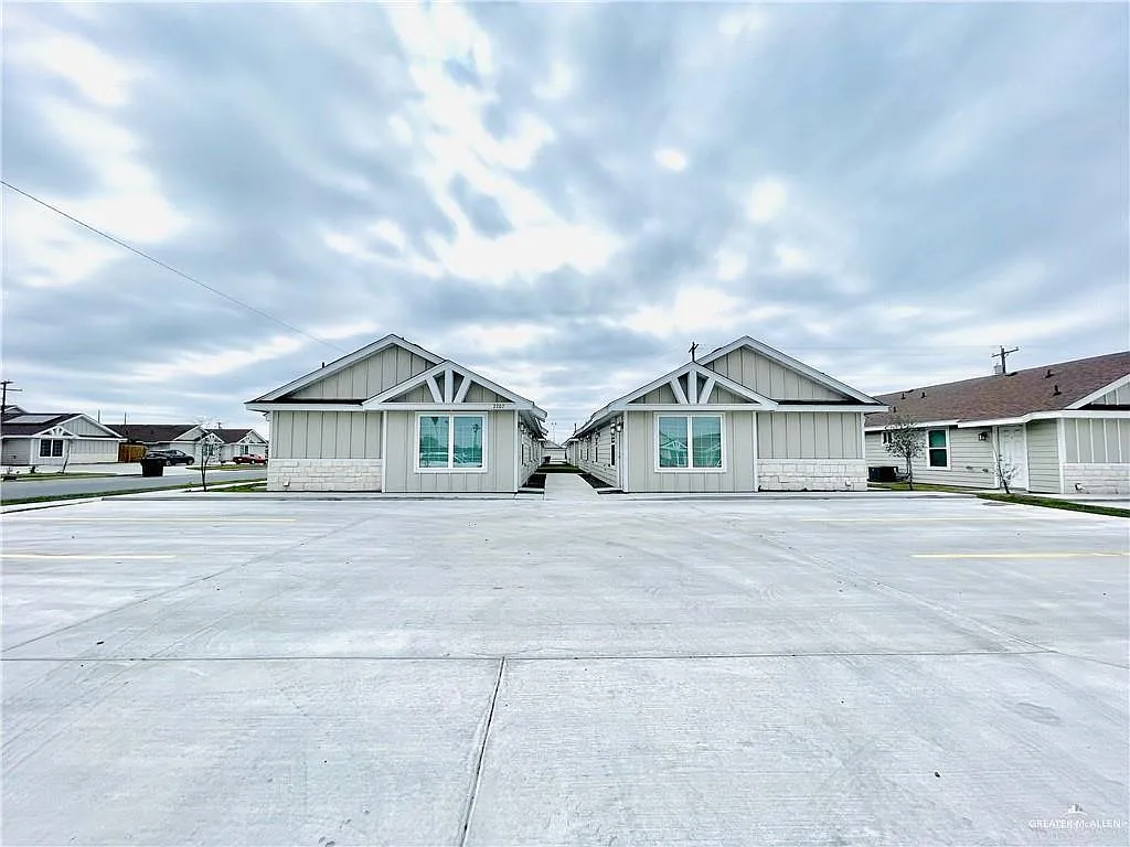2 bed, 1.0 bath, 876 sqft, $1,050 — Photo 1