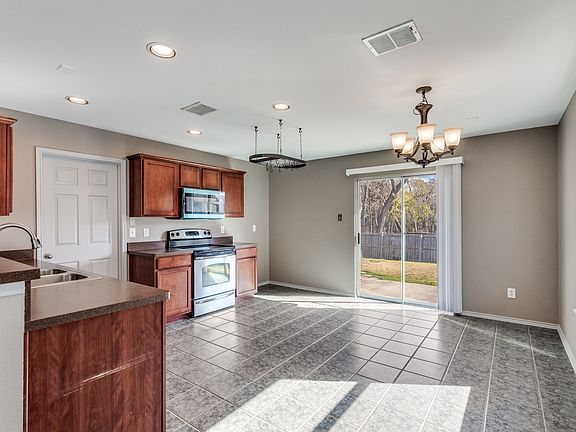 5th image of 1313 Oak Hollow Ln