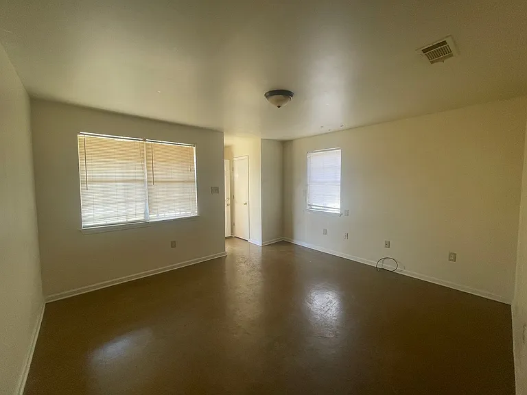 2412 Charjean — Photo 12