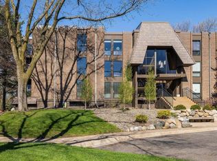 6075 Lincoln Dr APT 211, Edina, MN 55436