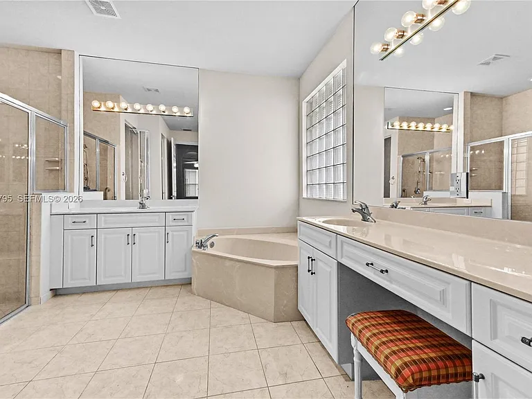 6823 Fabiano Cir — Photo 31