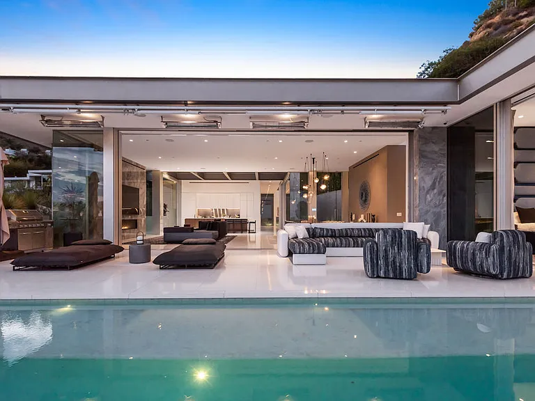 1814 N Doheny Dr — Photo 32