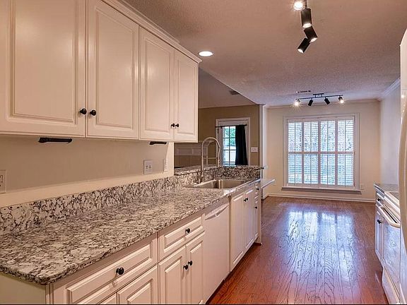 5th image of 597 Bradford Ln