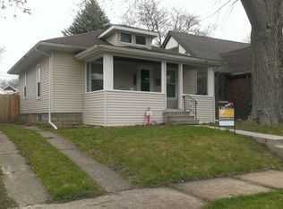 325 8th St, Silvis, IL 61282