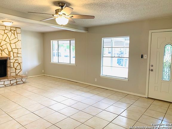 4th image of 810 Hickory Hill Dr