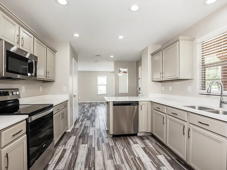 3348 E Franklin Ave — Photo 9