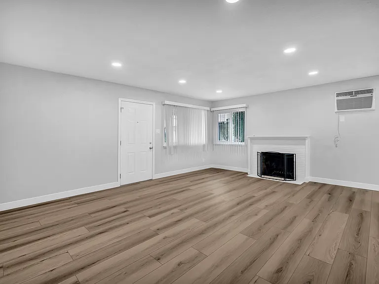 El Camino Duplexes — Photo 7