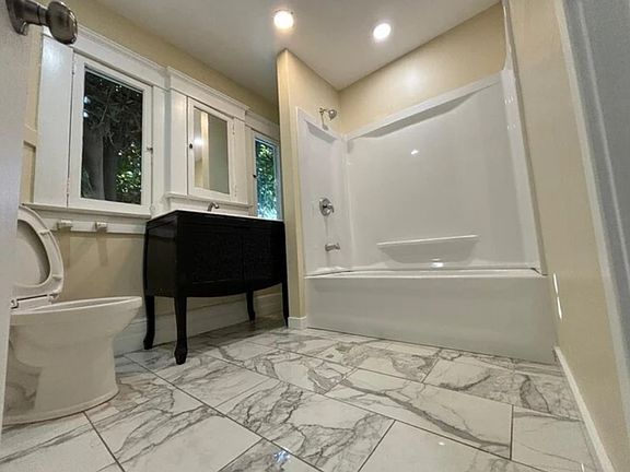 4th image of 526 W 49th St