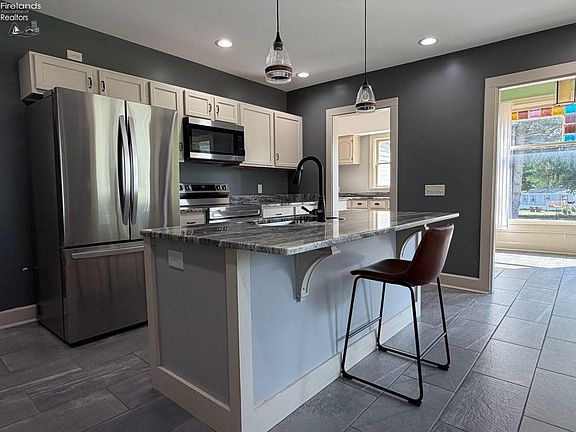 3rd image of 32 Townsend St