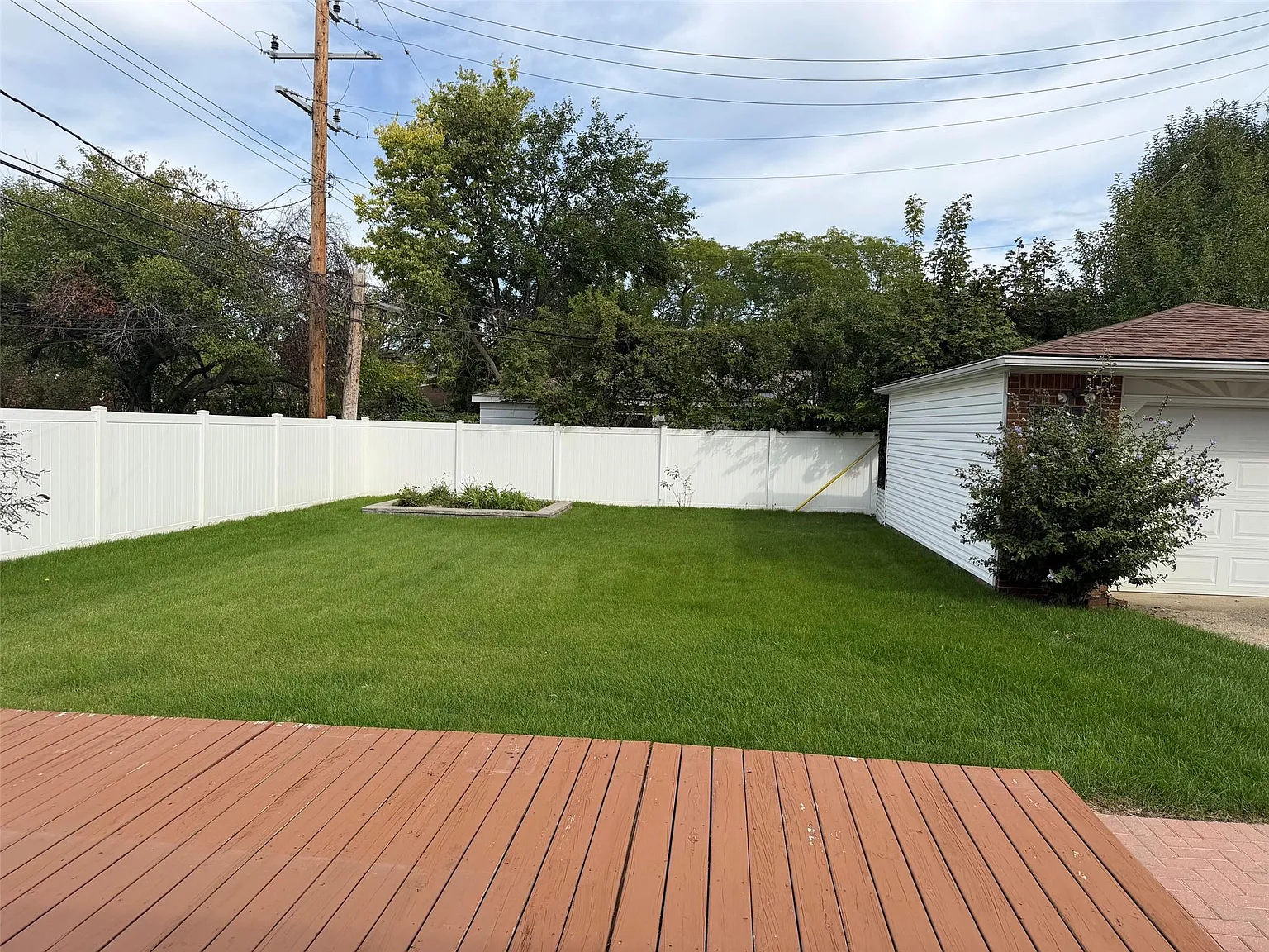 3 bed, 1.0 bath, 1050 sqft, $2,200 — Photo 4