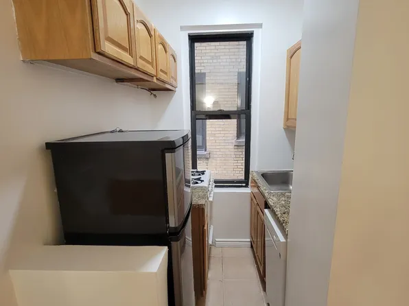 201 East 35th Street image 4 of 6