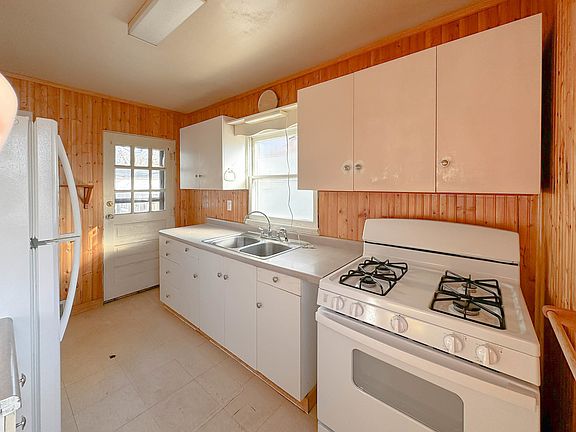 4th image of 1015 W Marion St