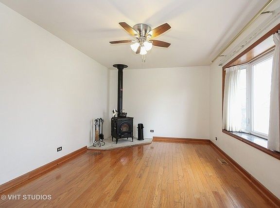 3rd image of 16718 Hobart Ave