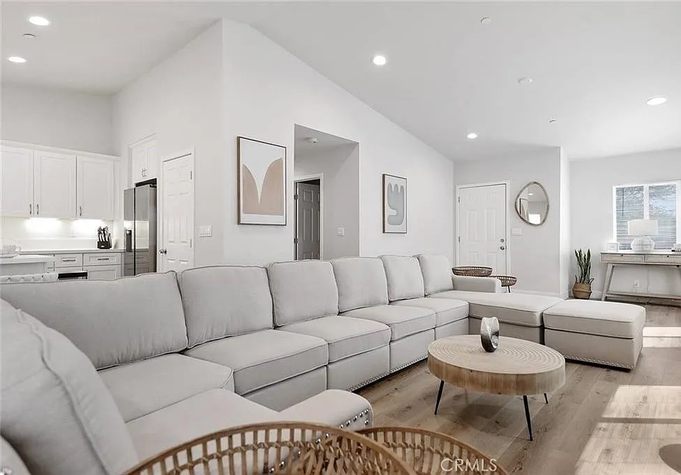 4 bed, 2.5 bath, 1948 sqft, $3,300 — Photo 3