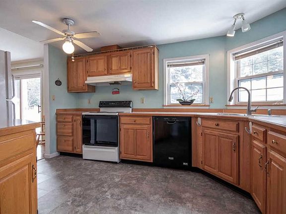 2nd image of 22 Granite Cir #24