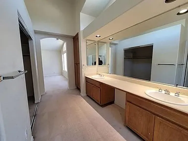 2377 Yorkshire Dr — Photo 14