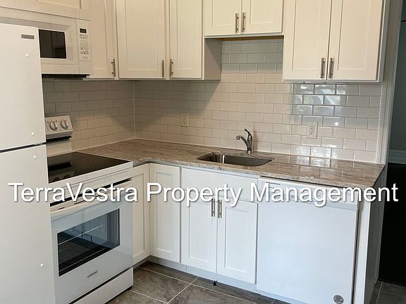 3rd image of 293 & 297 N Laurel St