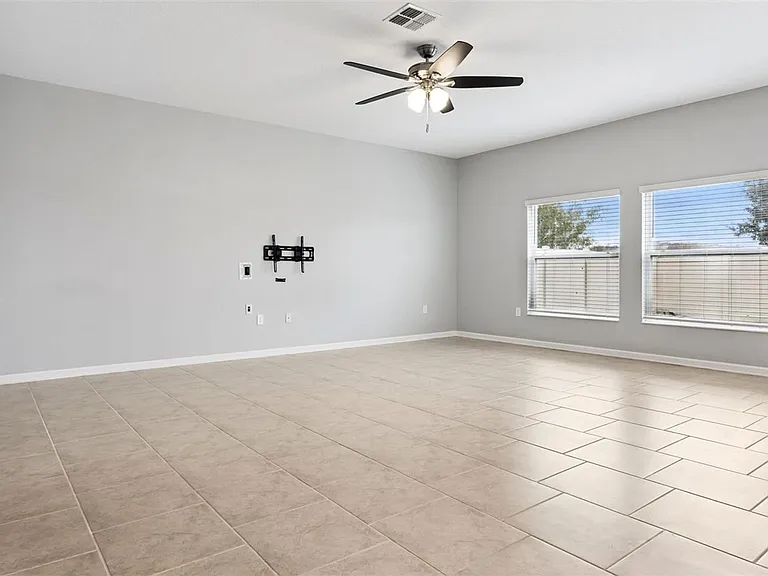781 Taurus Ln — Photo 2